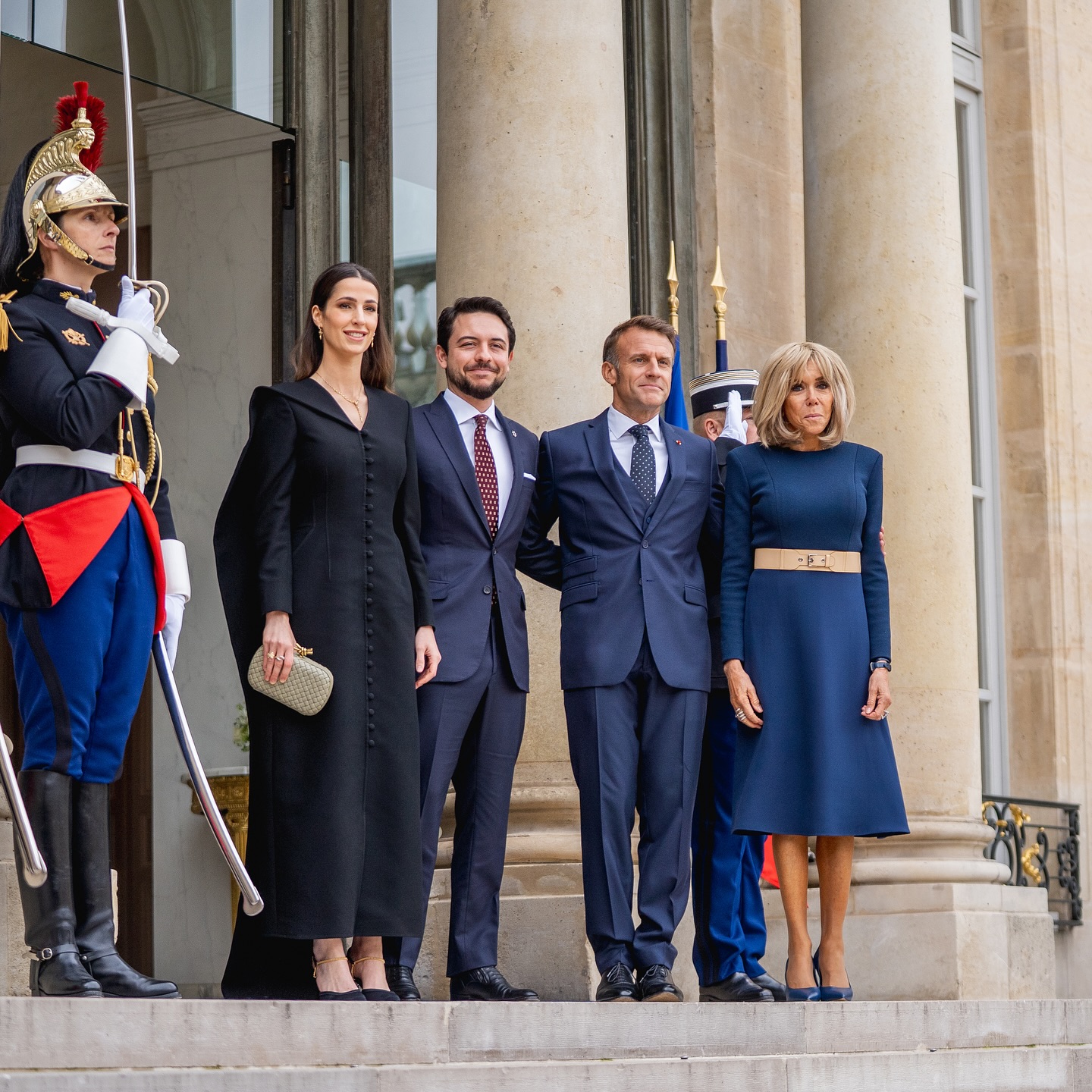 الأميرة رجوة بفستان أسود أنيق خلال لقائها بريجيت ماكرون