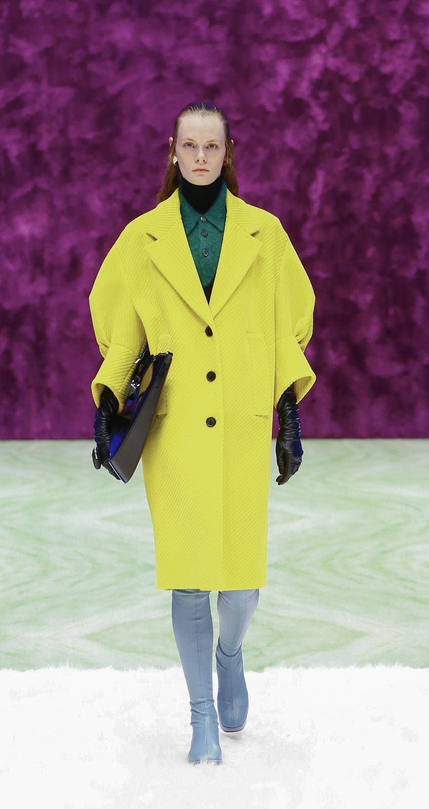 اطلالات اللون الاصفر مع المعاطف الضخمة من دار Prada