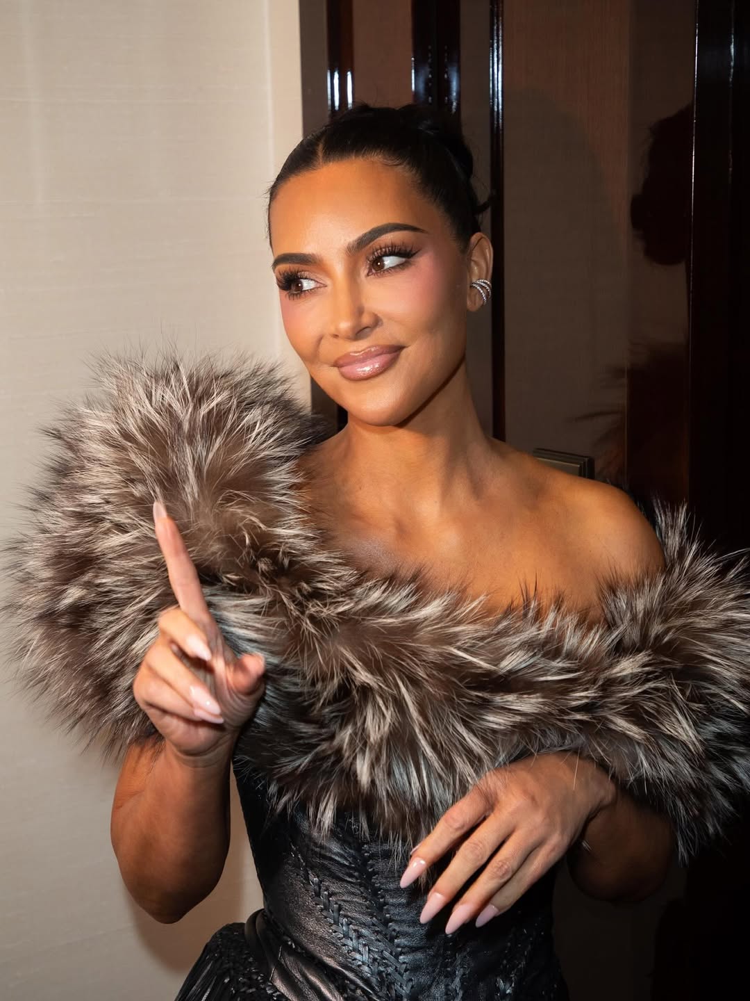 اطلالات كيم كارداشيان الجمالية في عالم المكياج والشعر