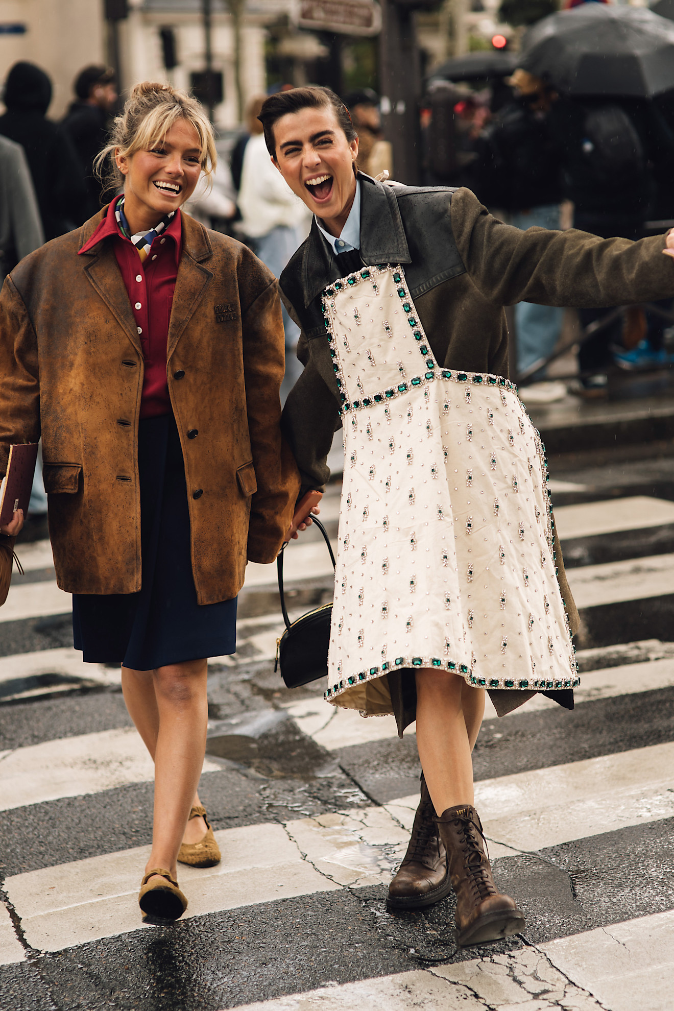 اطلالات مؤثرات الموضة من أسبوع الموضة في باريس