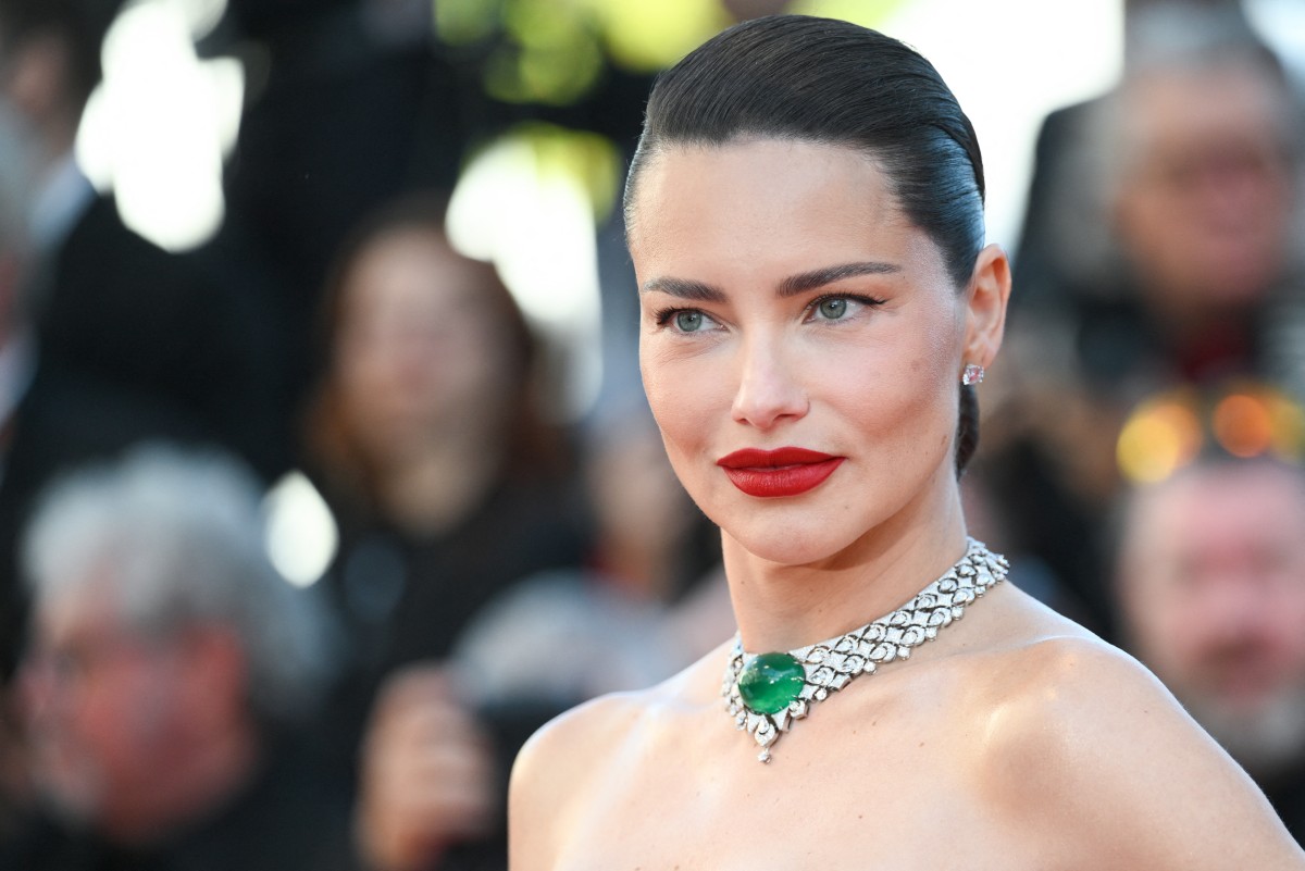 اطلالة Adriana Lima بخطوط الكحل الرفيعة