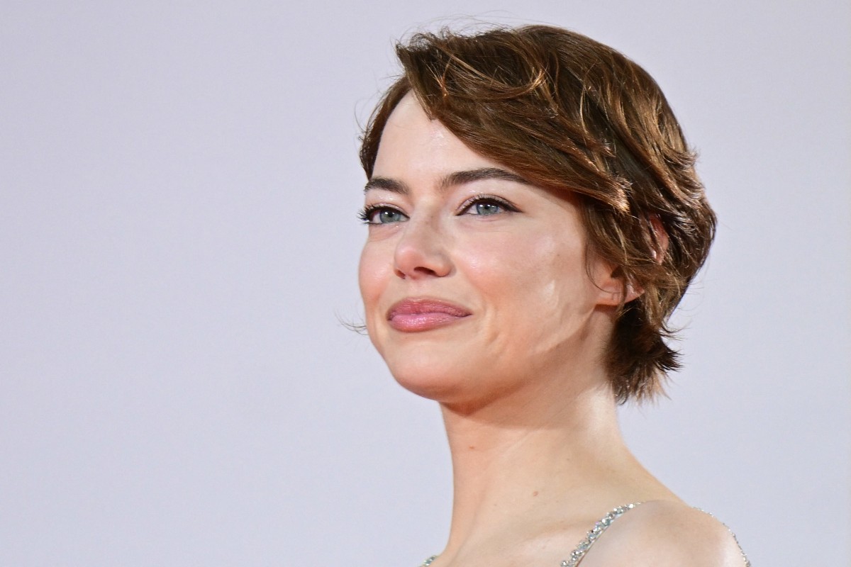 اطلالة  Emma Stoneبتسريحات شعر قصيرة ومتدرجة- الصورة من وكالة AFP