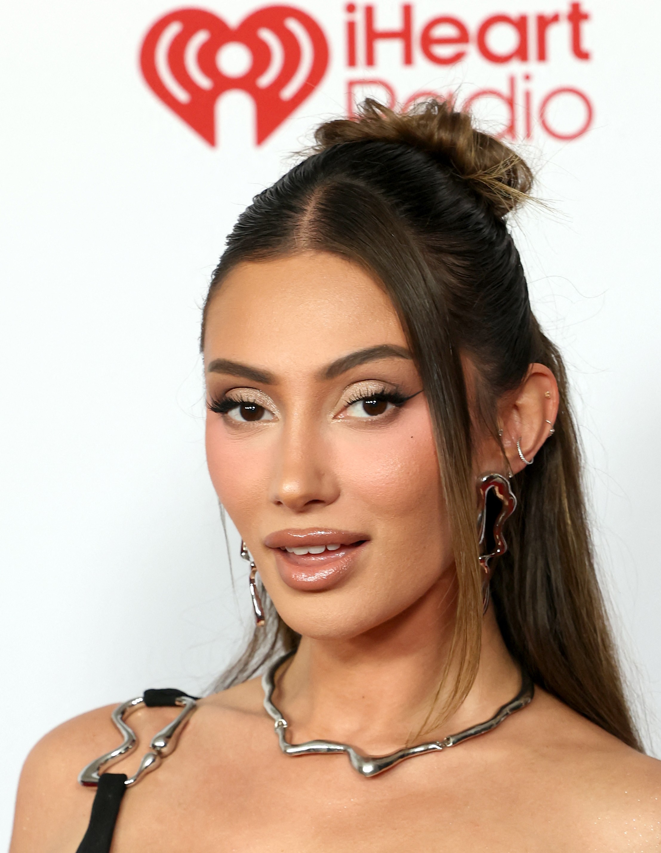 اطلالة  Francesca Farago برسمات المكياج الذهبي