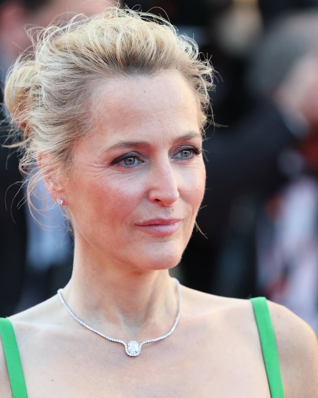 اطلالة Gillian Andersonبمكياج برونزي ساحر- الصورة من وكالة AFP