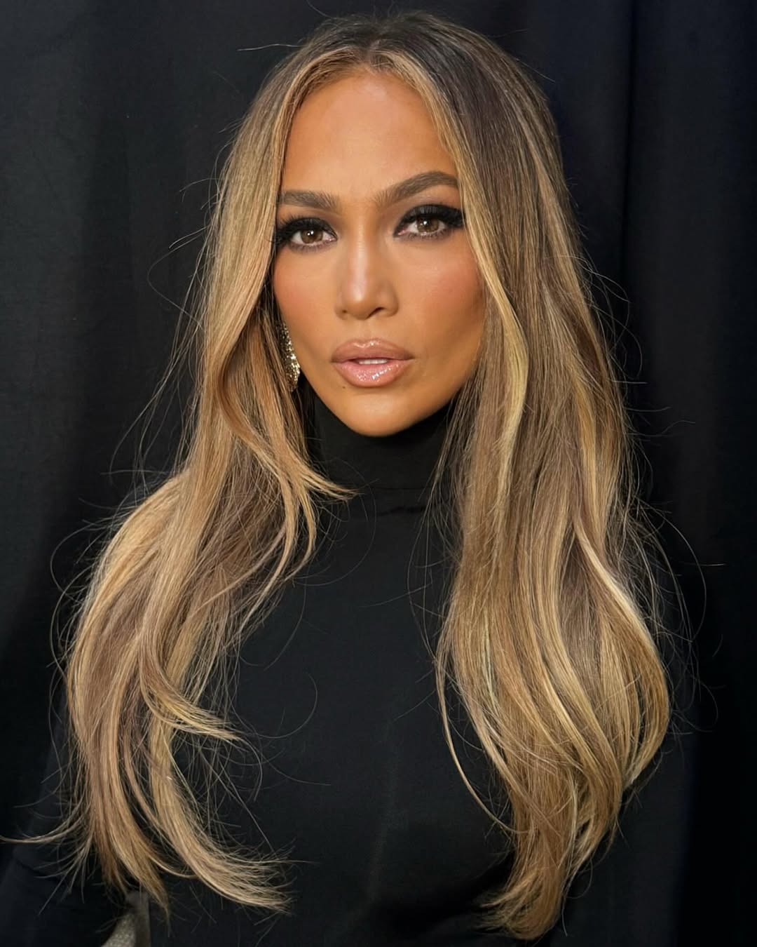 اطلالة Jennifer Lopez بمكياج سموكي أسود