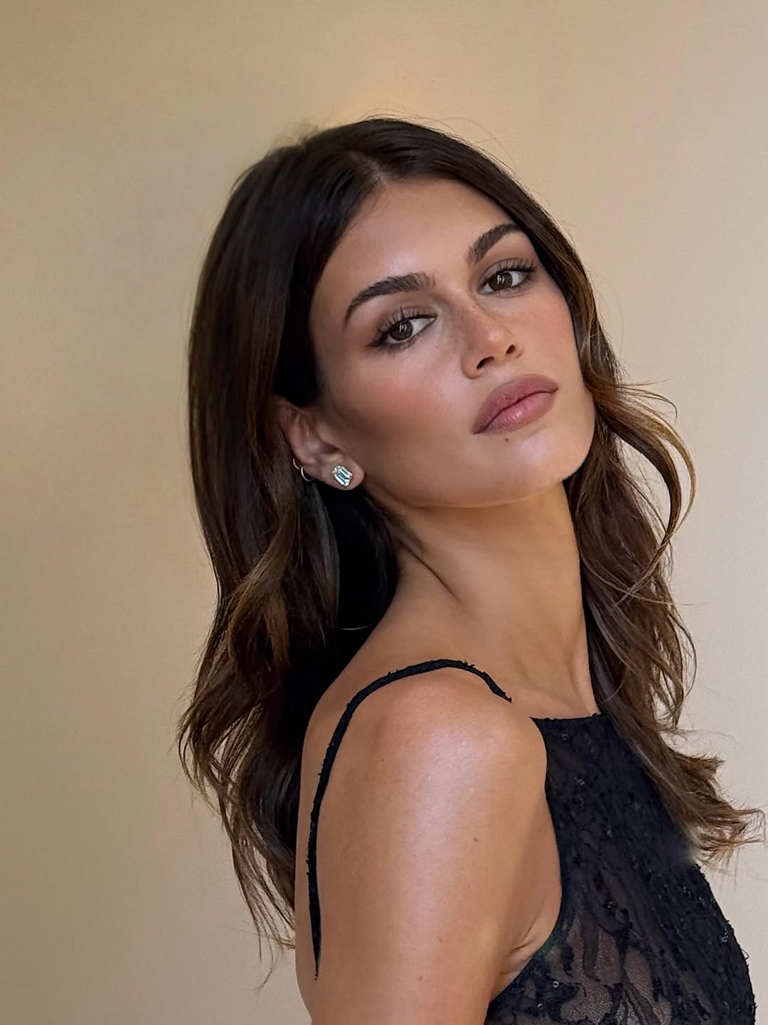 اطلالة Kaia Gerber بتسريحات شعر ويفي ناعمة