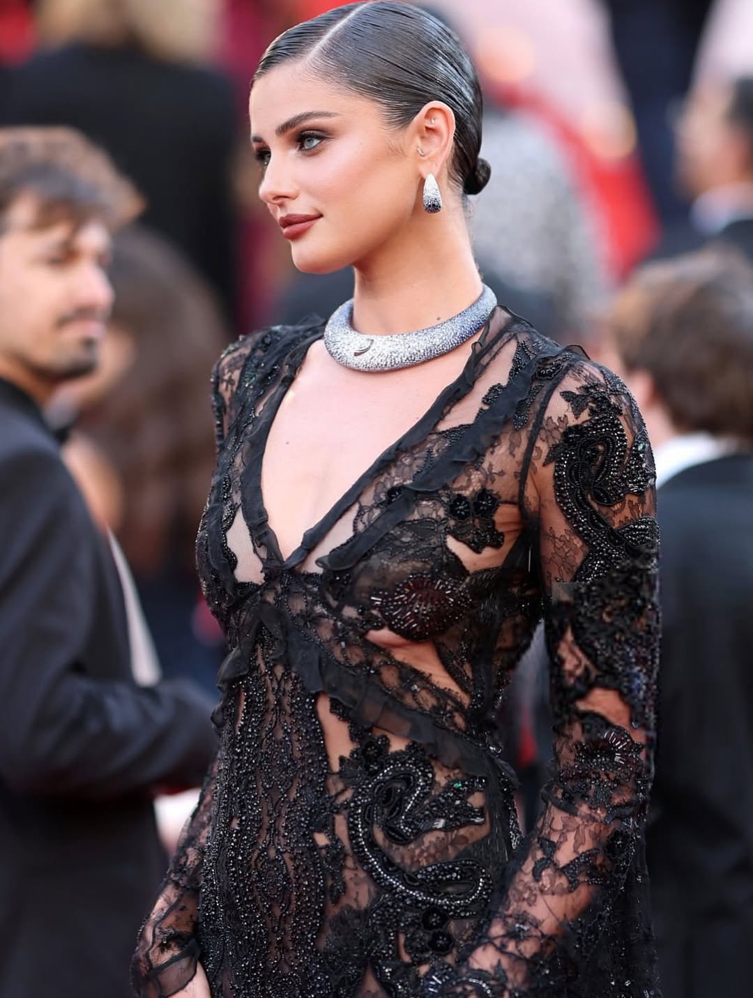 اطلالة Taylor Hillبرسمات المكياج البني والشفاه المشرقة