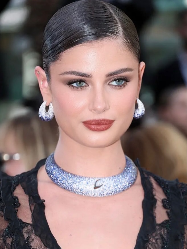 اطلالة Taylor Hill برسمات المكياج البني