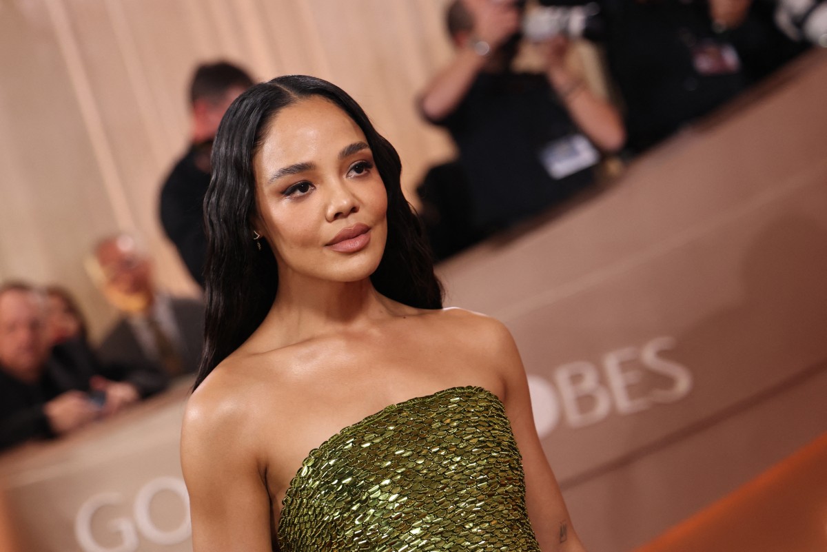 اطلالة Tessa Thompson بمكياج أسود كريمي