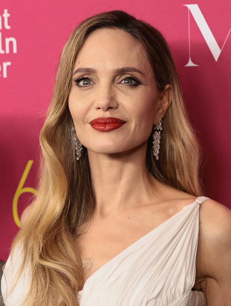 اطلالة أنجلينا جولي بمكياج روج احمر غامق