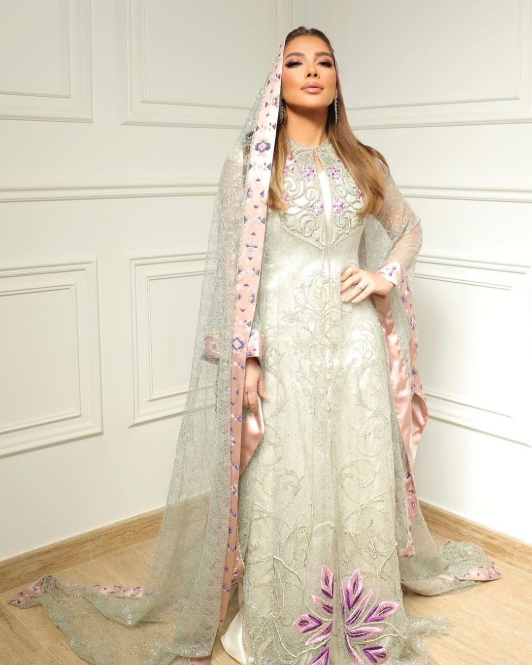 أصالة نصري بالقفطان الملّون