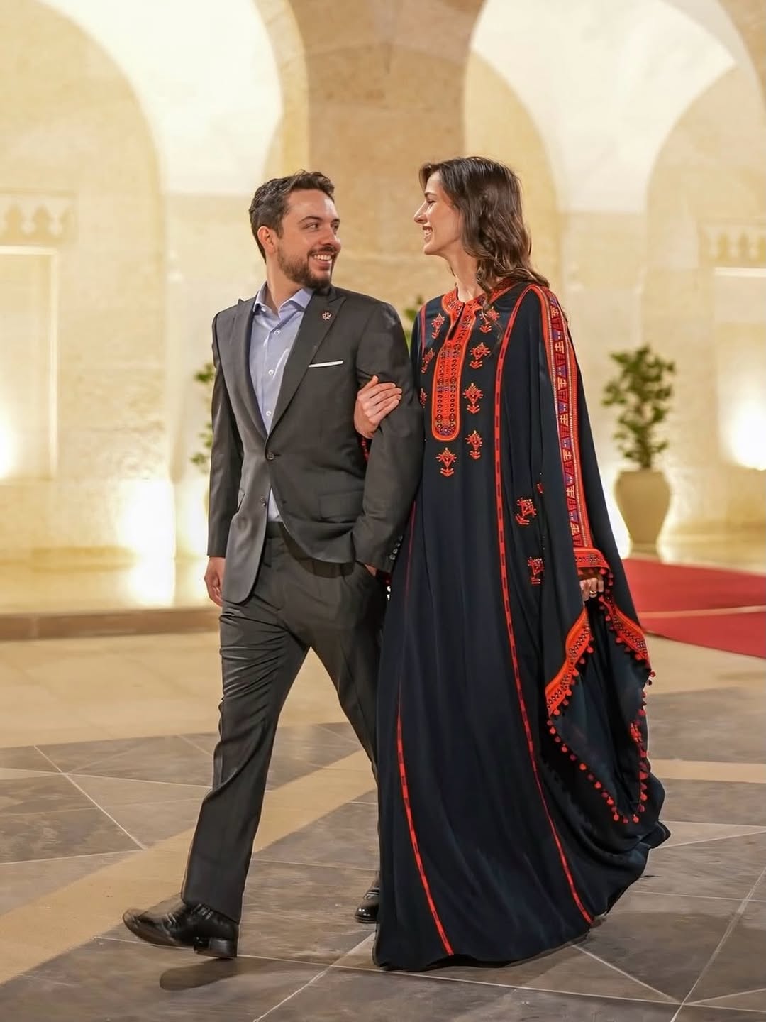 اطلالة الأميرة رجوة الأخيرة أثناء حضورها افطار العائلة الملكية الأردنية متألقة بالثوب المتفت