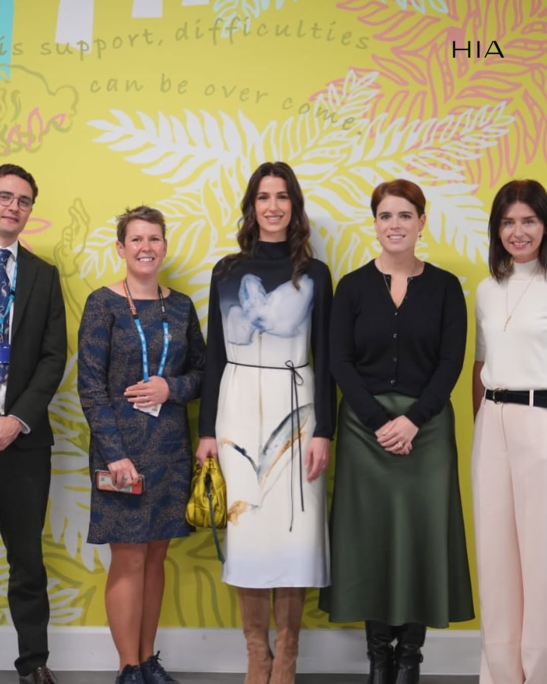 إطلالة الأميرة رجوة بفستان ميدي خلال لقائها الأميرة يوجيني