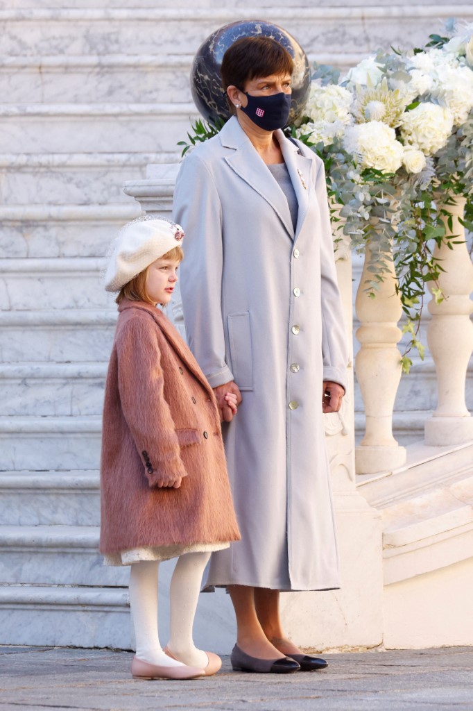 اطلالة الاميرة Stephanie of Monaco بموضة المعطف الازرق الفاتح بتدرجات الباستيل