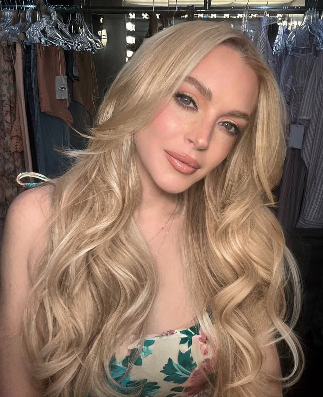 اطلالة النجمة ليندسي لوهان Lindsay Lohan بتسريحات شعر طويلة وكيرلي