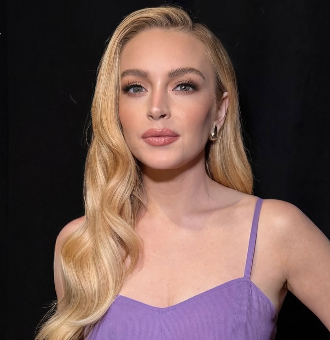 اطلالة النجمة Lindsay Lohan بتسريحات شعر طويلة وكيرلي- الصورة من حساب خبيرة المكياج Ash K Holm على انستغرام