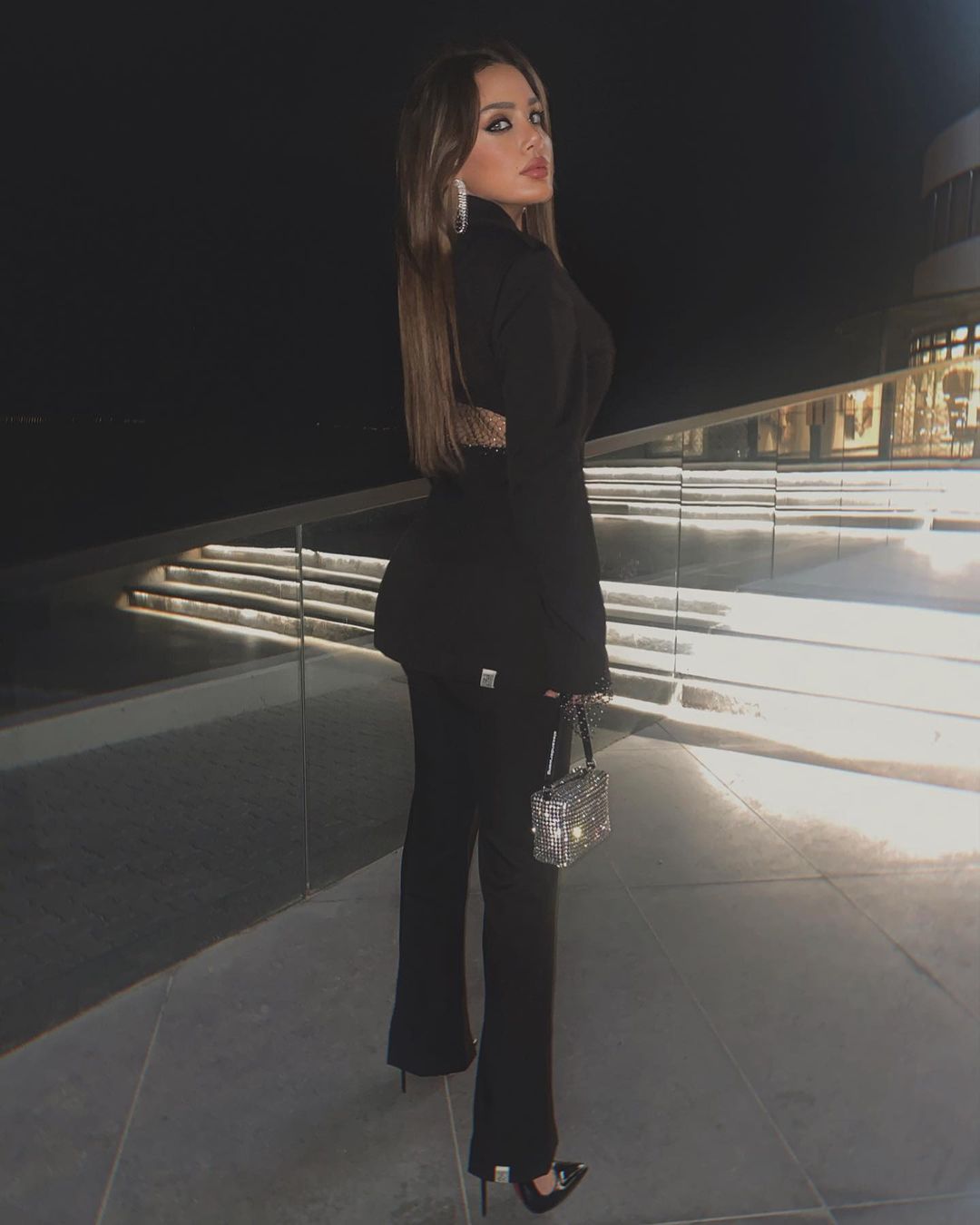 اطلالة بالبدلة السوداء الرسمية