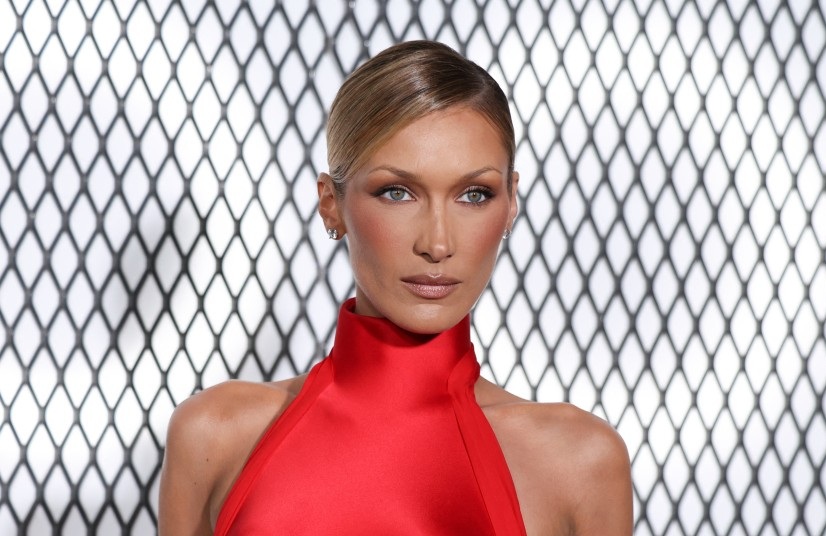 اطلالة بيلا ىحديد بجمال استثنائي وصيحات برونزية