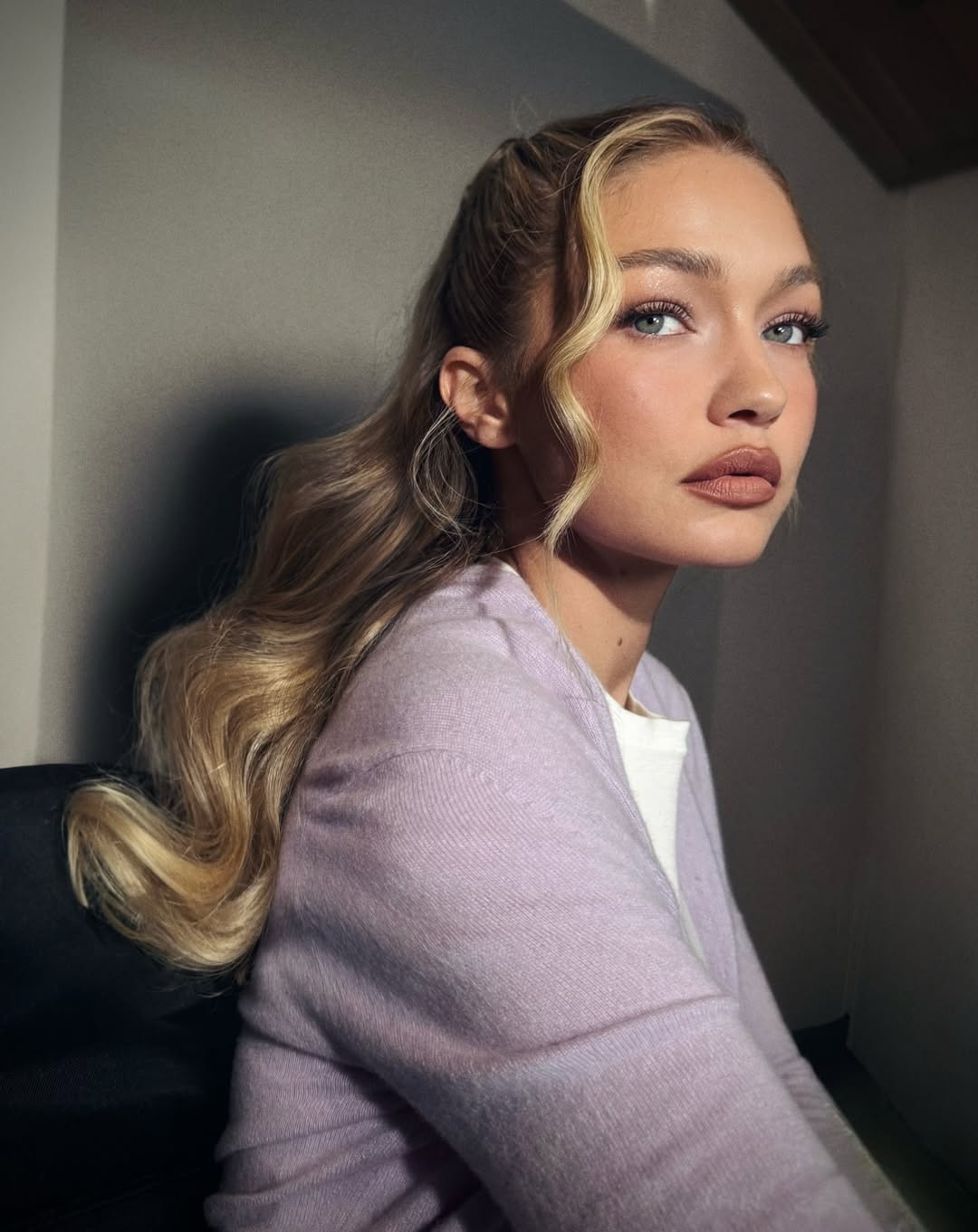 اطلالة تسريحة الشعر الملموم مع الخصل الجانبية من Gigi Hadid