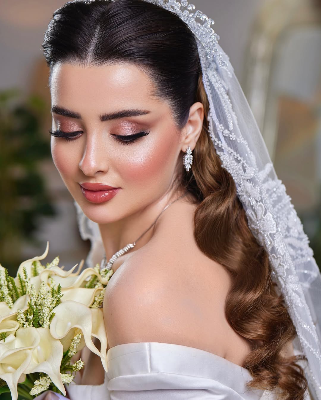 اطلالة عروس بمكياج خبيرة التجميل السعودية هند سعود