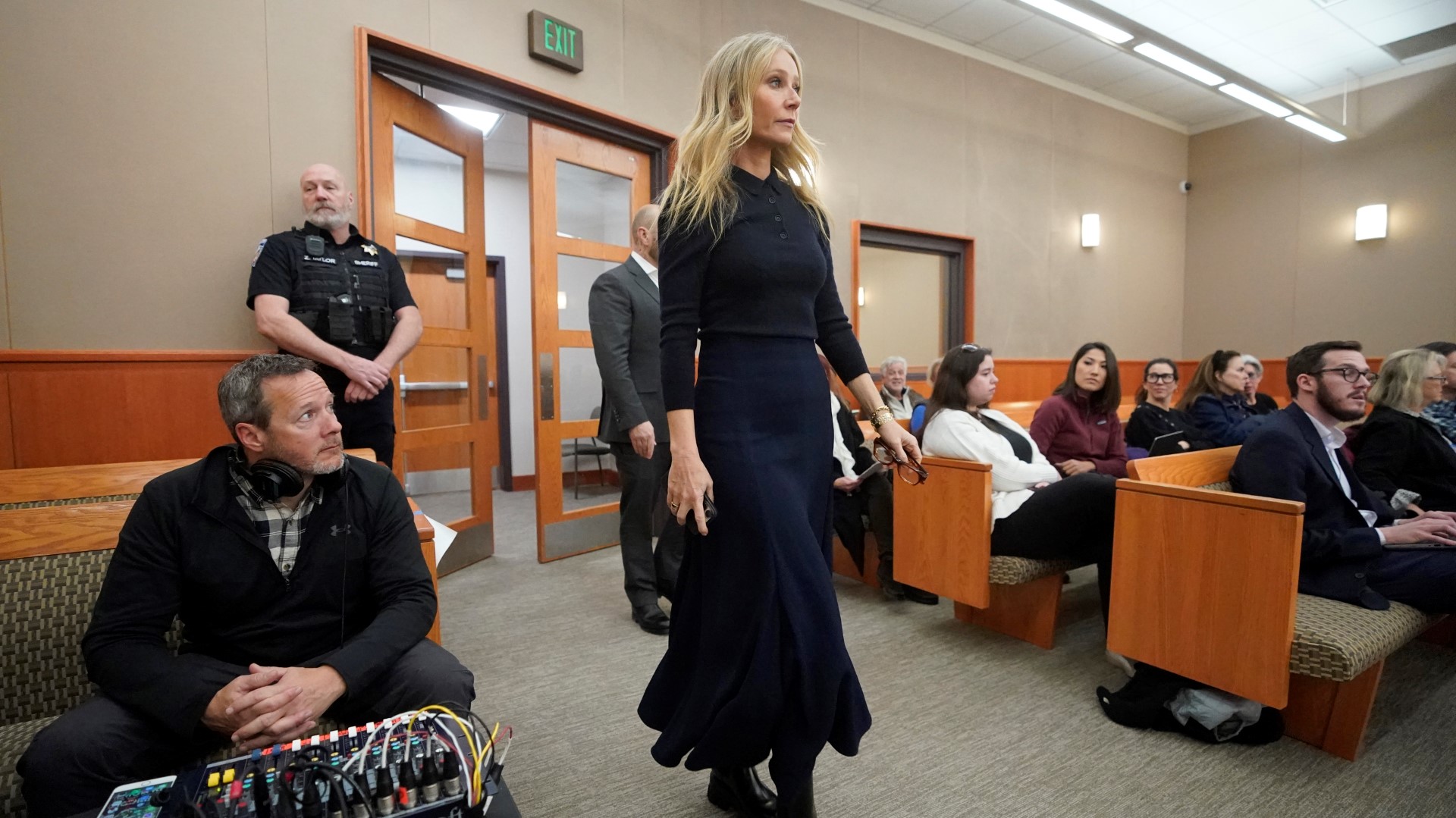 اطلالة غوينيث بالترو بالتنورة السوداء والتوب باللون نفسه من علامة Celine