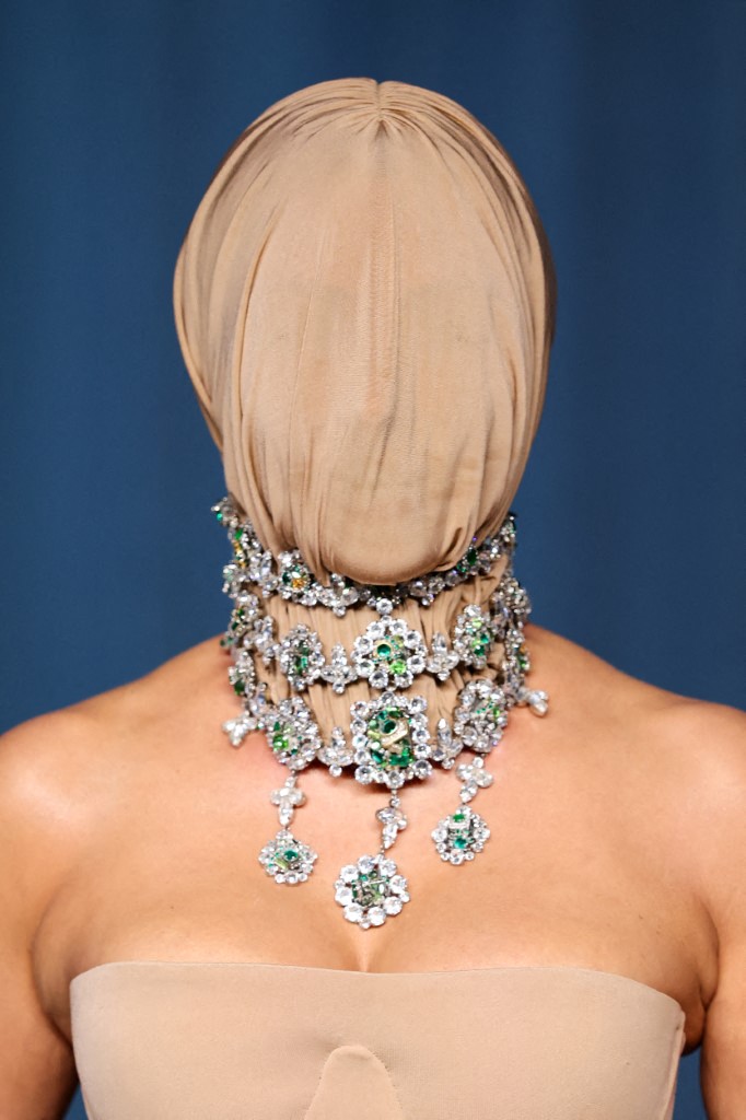 اطلالة كارداشيان بصيحة القبعة المتخفية