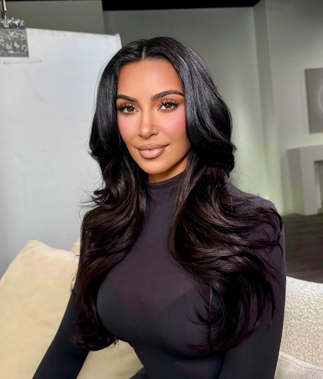 اطلالة كيم كارداشيان بألوان البلاشر الزهري