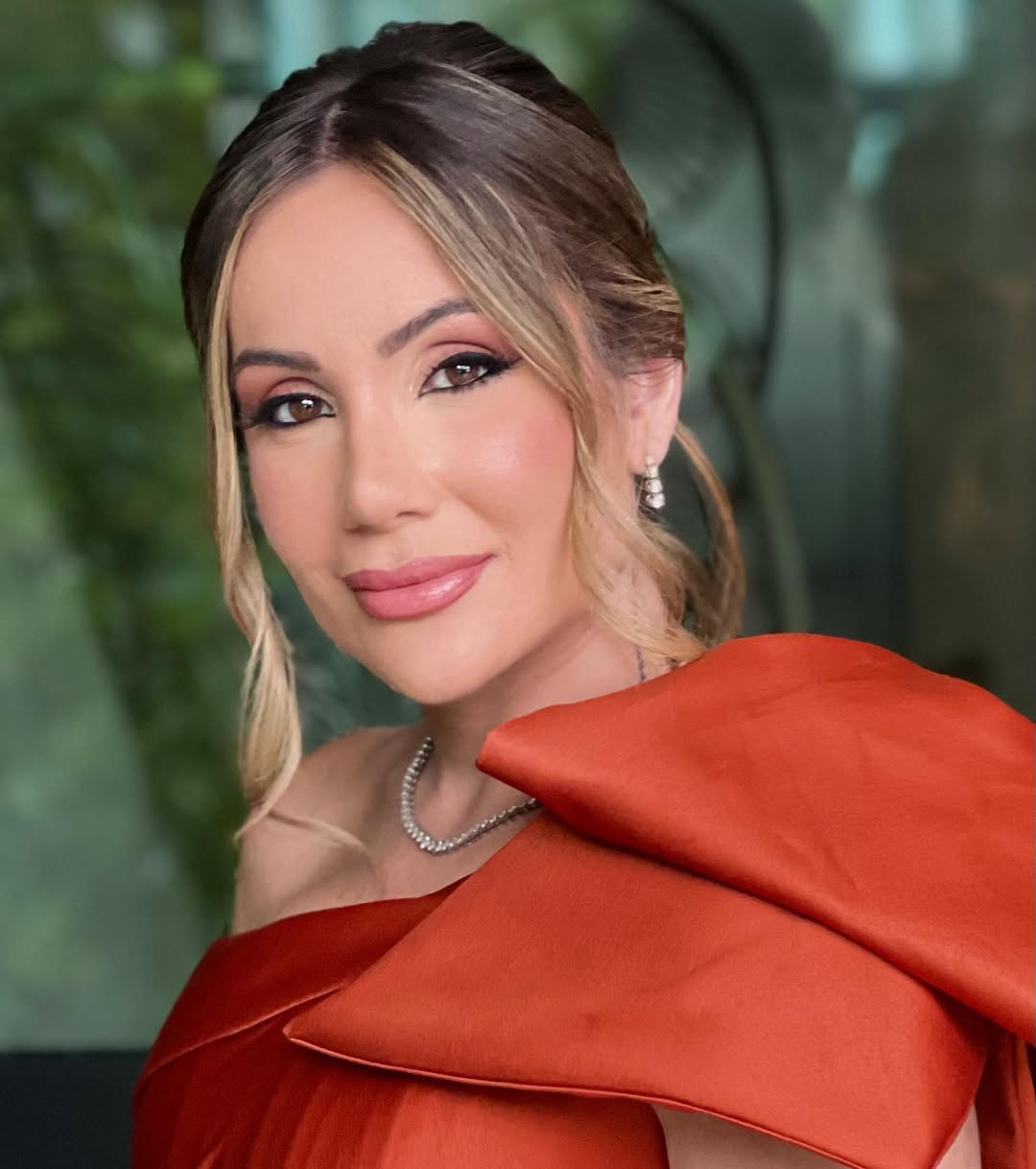 اطلالة لاريسا بيريرا برسمات المكياج الملون