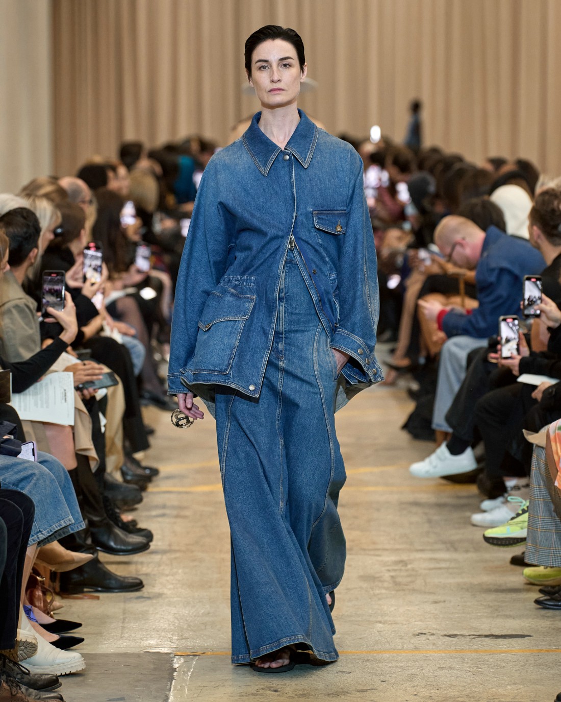 اطلالة من علامة Burberry بصيحة denim on denim