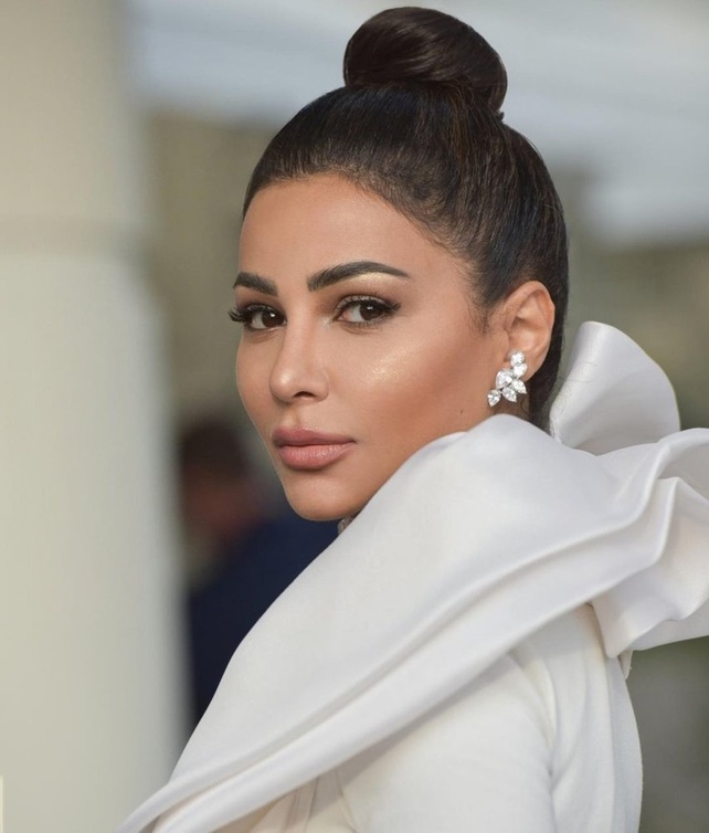 اطلالة مهيرة عبد العزيز بمكياج ذهبي