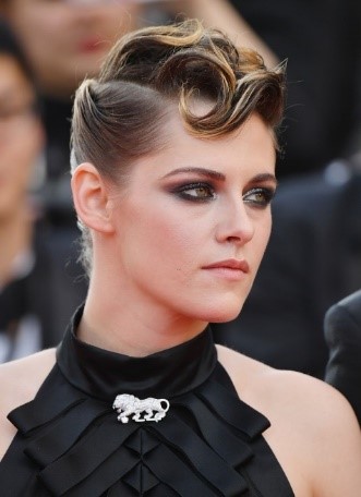 اطلالة Kristen Stewart بالغرة الريترو الهندسية