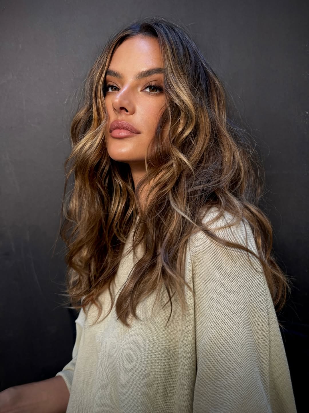 اطلالة Alessandra Ambrosio بصبغات الشعر البني اللماع والعسلي