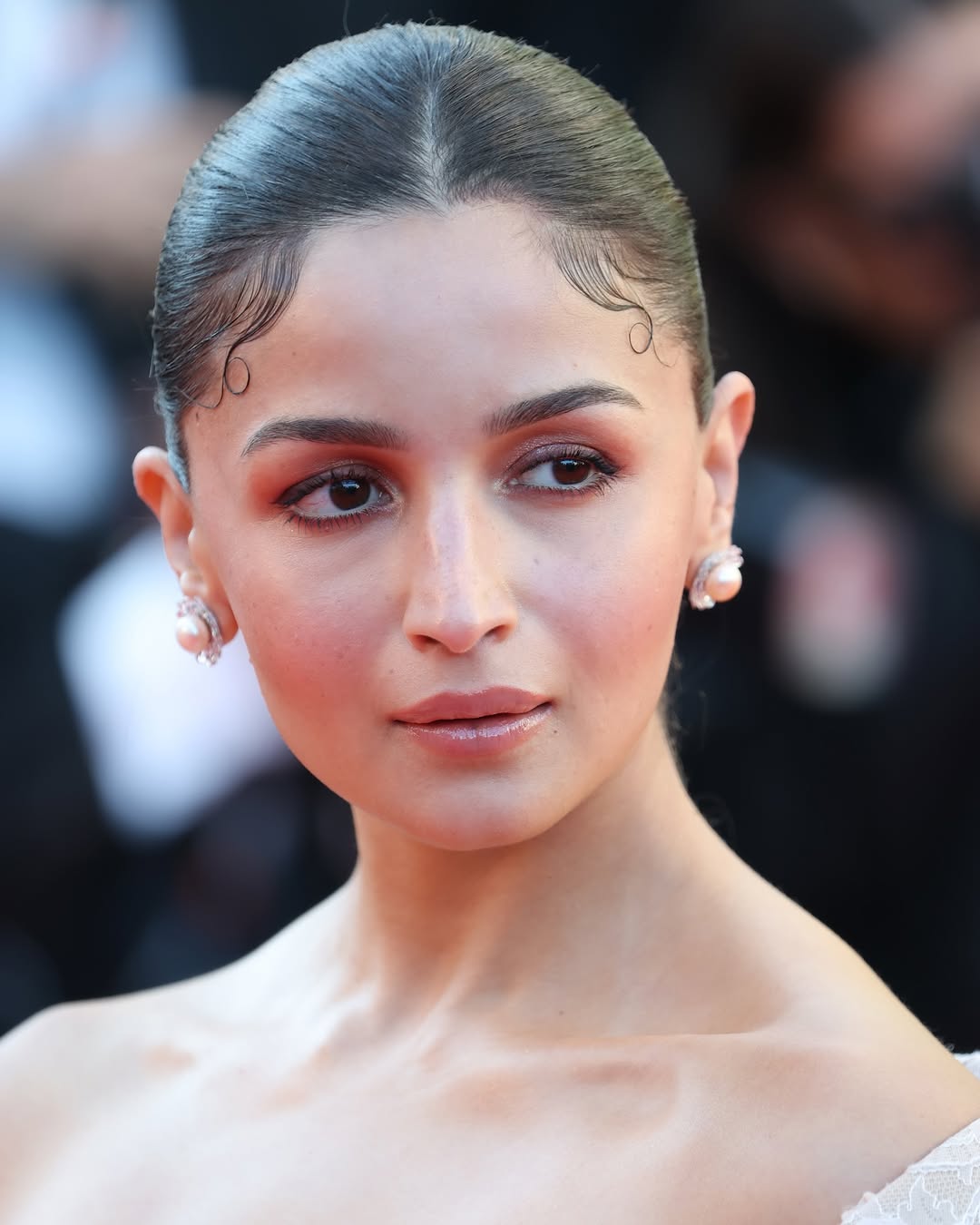 اطلالة Alia Bhatt برسمات المكياج المشمشي- الصورة من حساب L'Oréal Paris Official على انستغرام