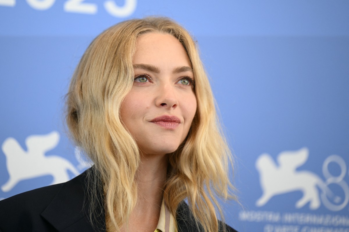 اطلالة Amanda Seyfried بمكياج مشرق لدى وصولها الى مهرجان فينيسيا السينمائي