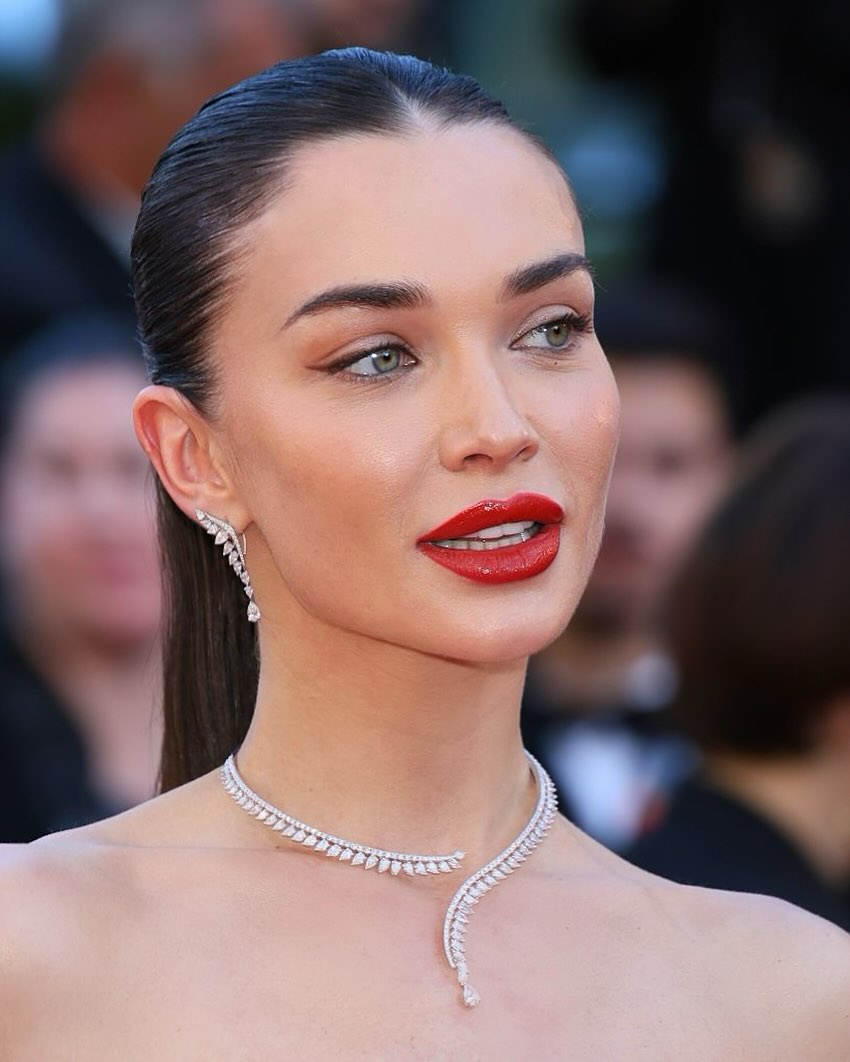 اطلالة Amy Jackson بتسريحات الشعر المبللة مع ذيل الحصان- الصورة من حسابها على انستغرام