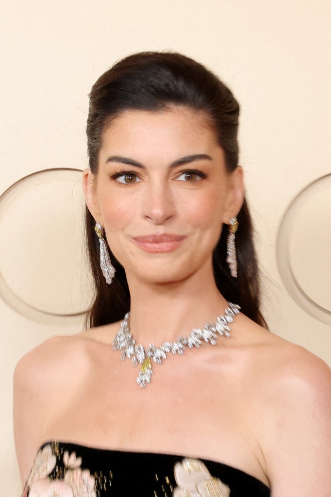 اطلالة Anne Hathaway بمكياج مشمشي مع الايلاينر
