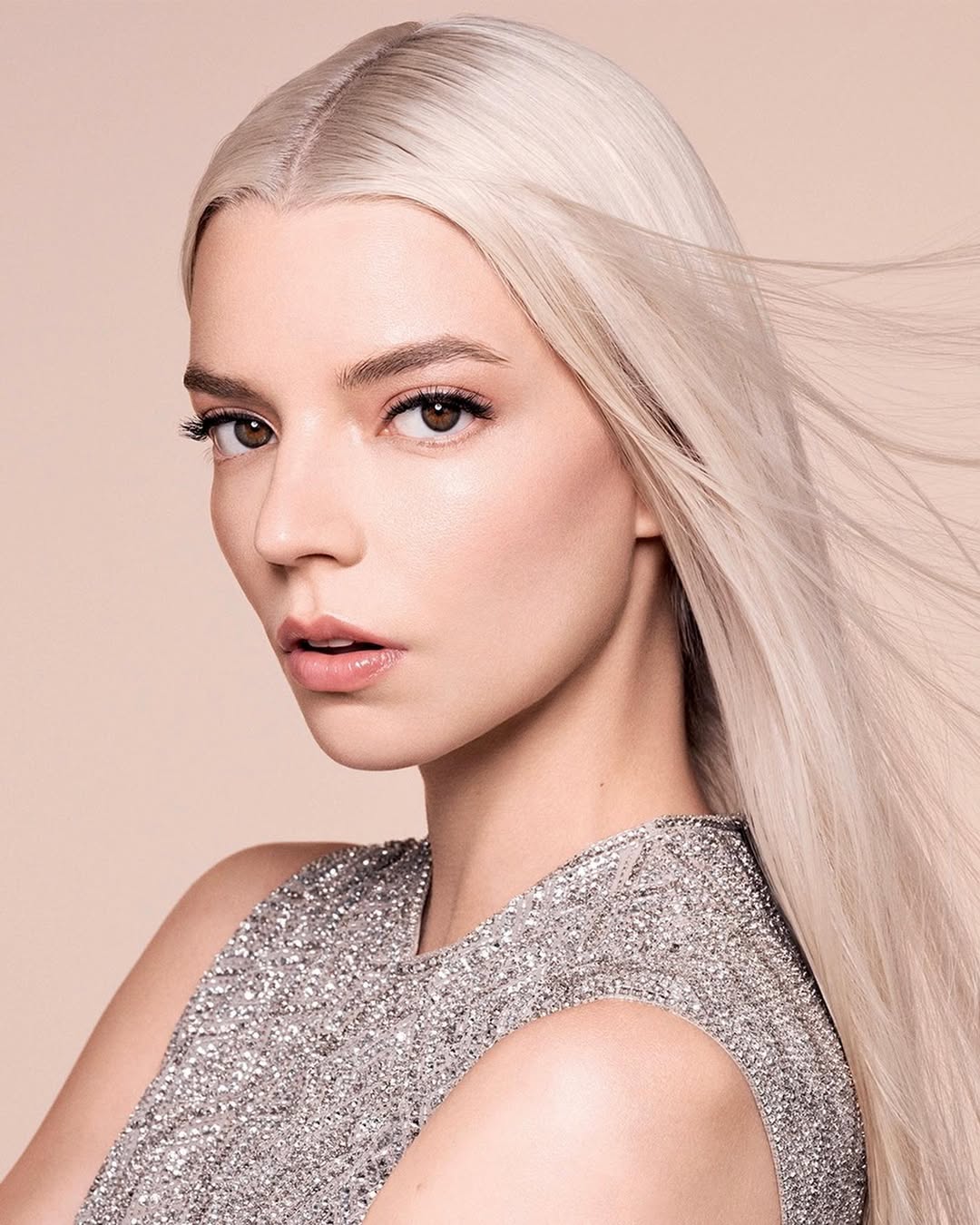 اطلالة Anya Taylor-Joy برسمات المكياج الزهري - الصورة من حسابها على انستغرام
