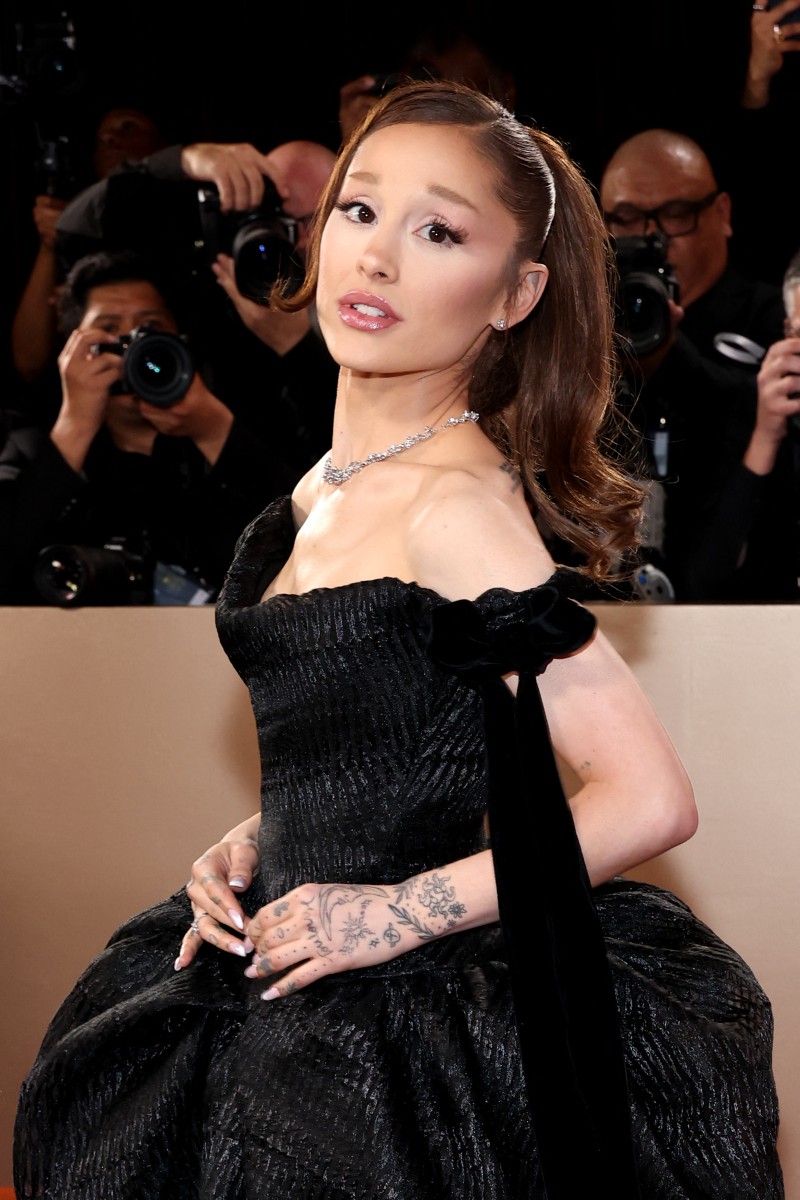 اطلالة Ariana Grande برسمات المكياج الزهري