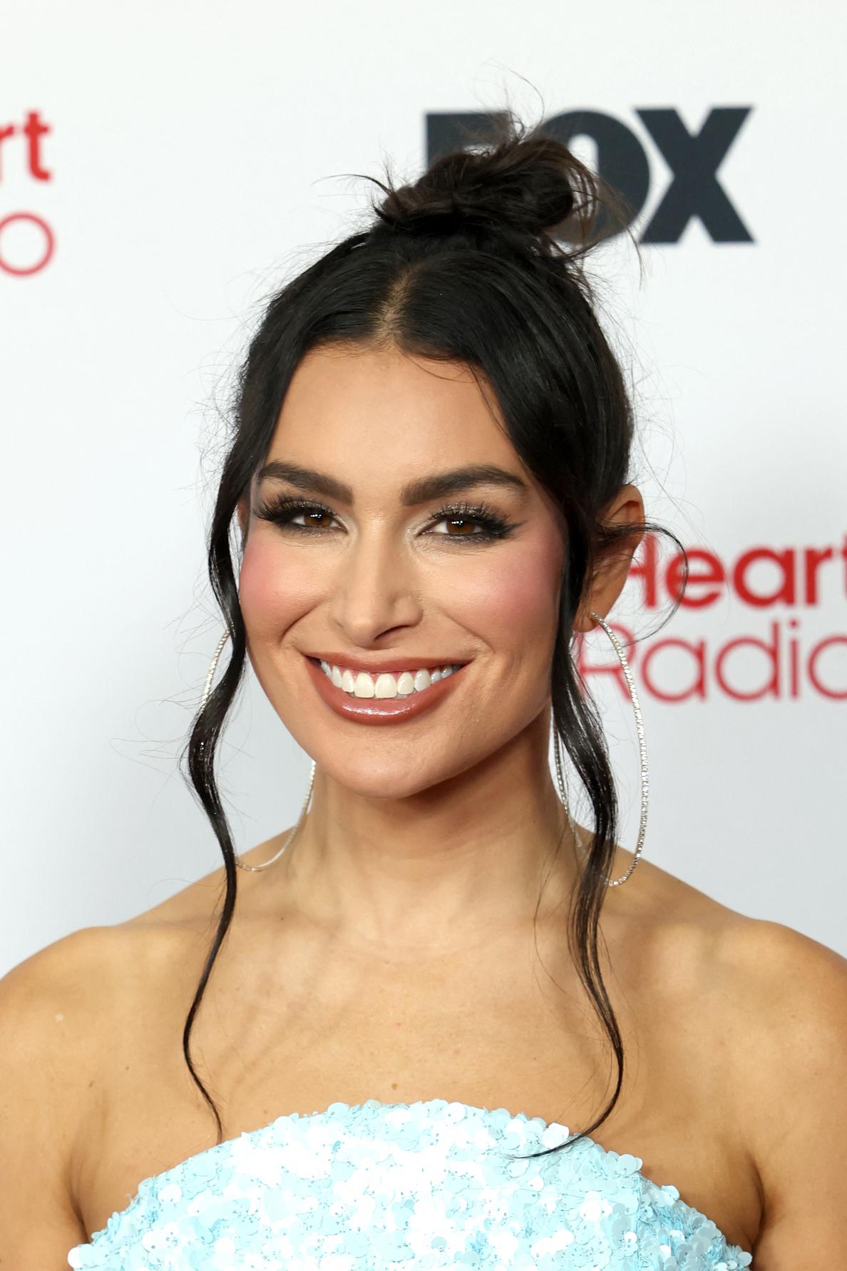 اطلالة Ashley Iaconetti برسمات المكياج البراق