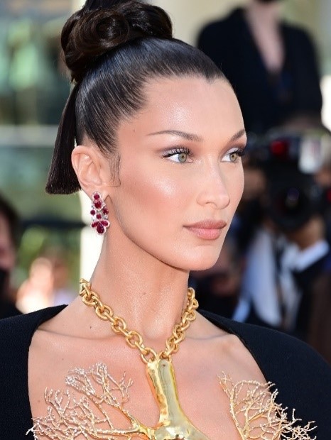 اطلالة Bella Hadid بتسريحات شعر الكعكة