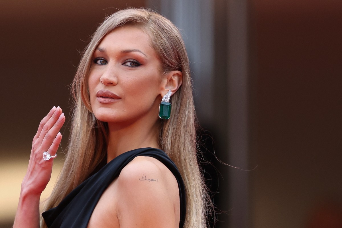 اطلالة Bella Hadid بخطوط الكحل السوداء