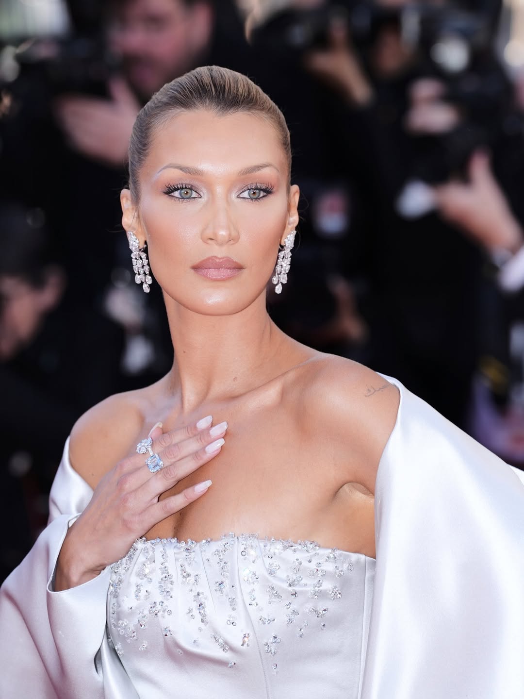 اطلالة Bella Hadid بظلال بنفسجية براقة