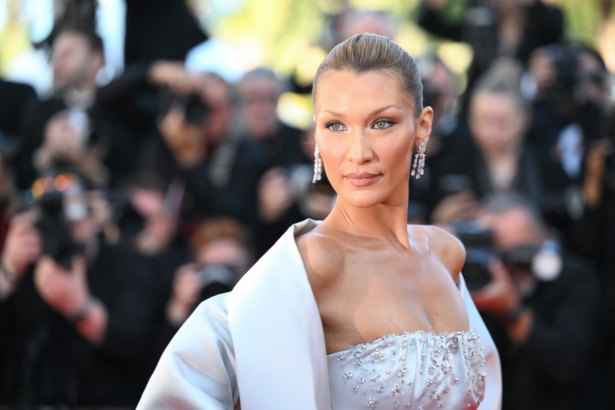اطلالة Bella Hadid مميزة بصيحة الظلال المشرقة
