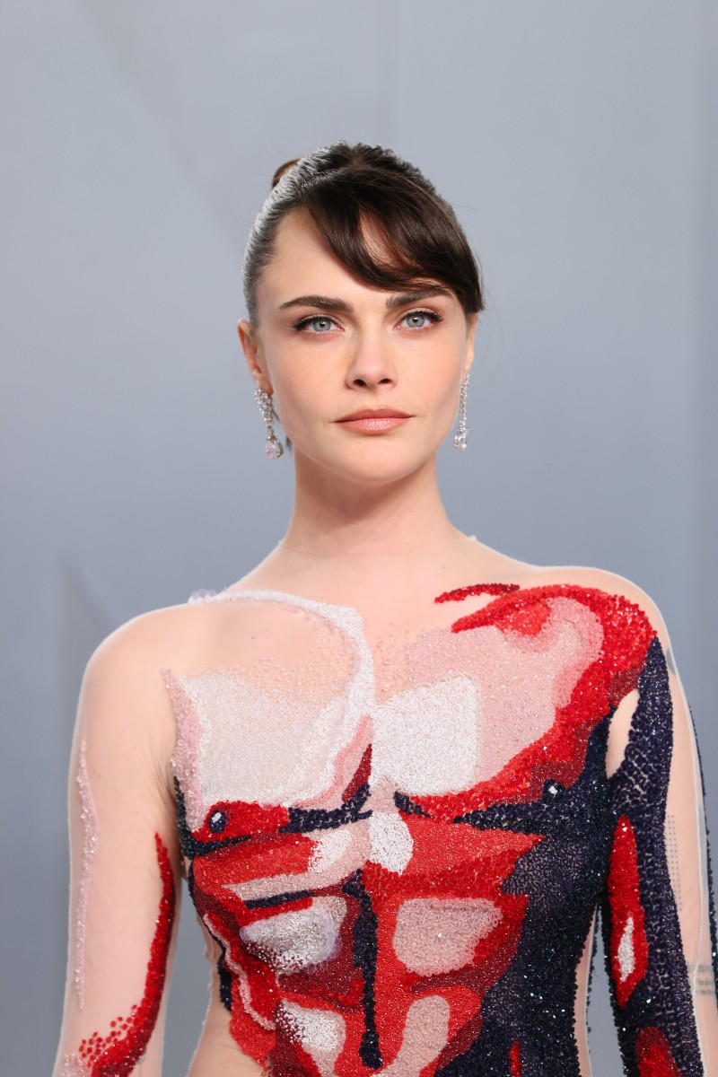 اطلالة Cara Delevingne بالظلال البنية الفاتحة