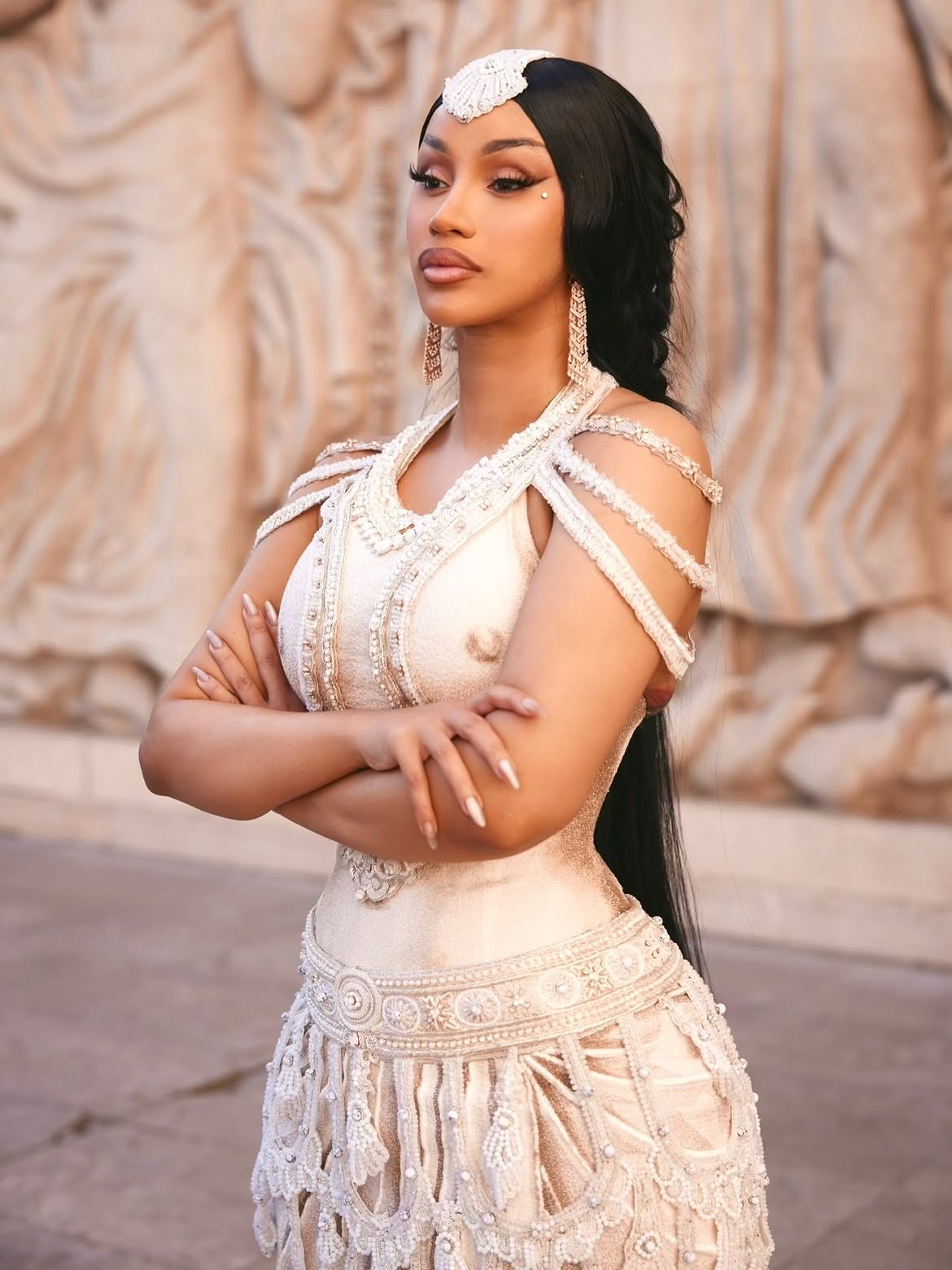 اطلالة Cardi B برسمات الظلال البرونزية