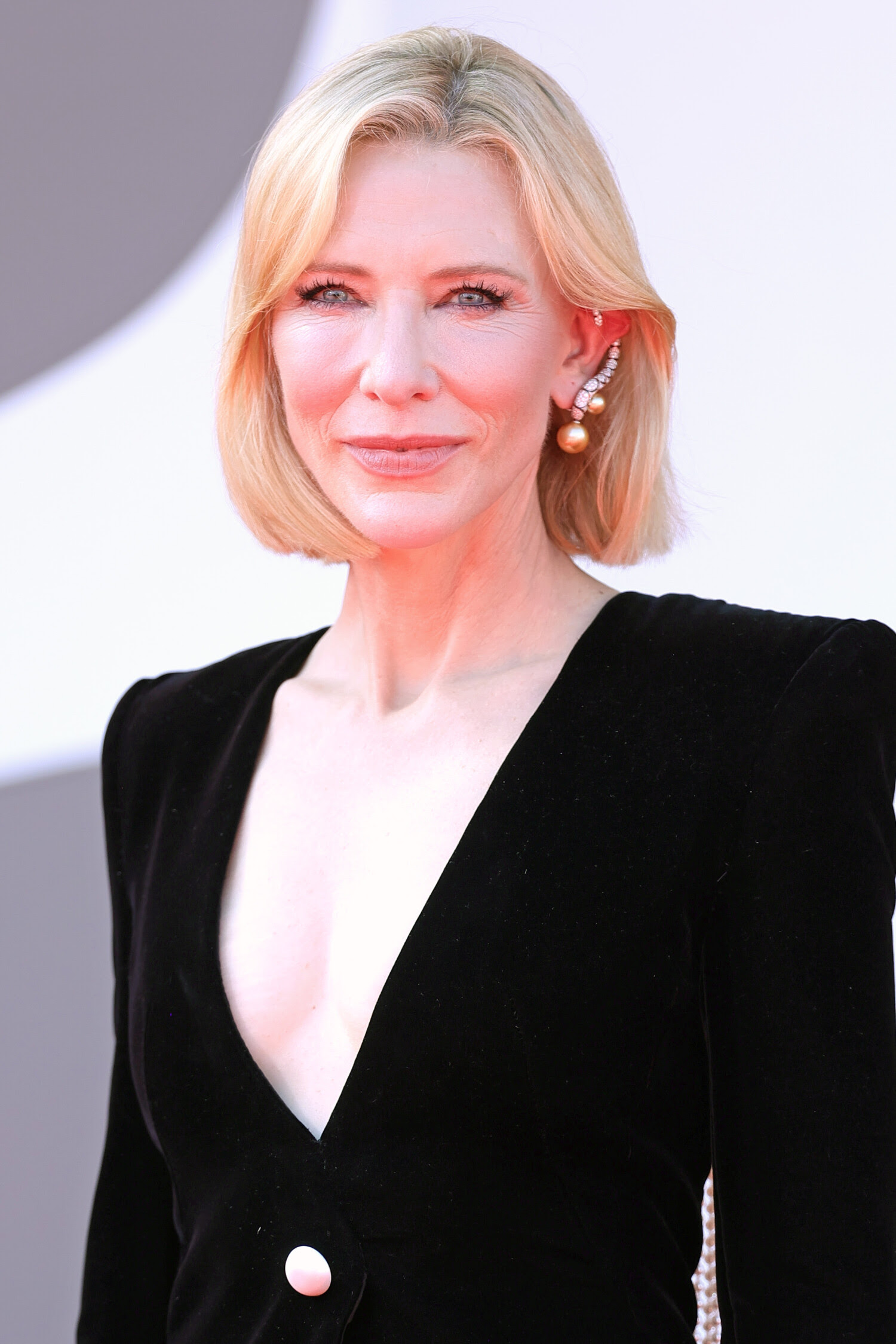 اطلالة Cate Blanchett بالظلال البنية الفاتحة