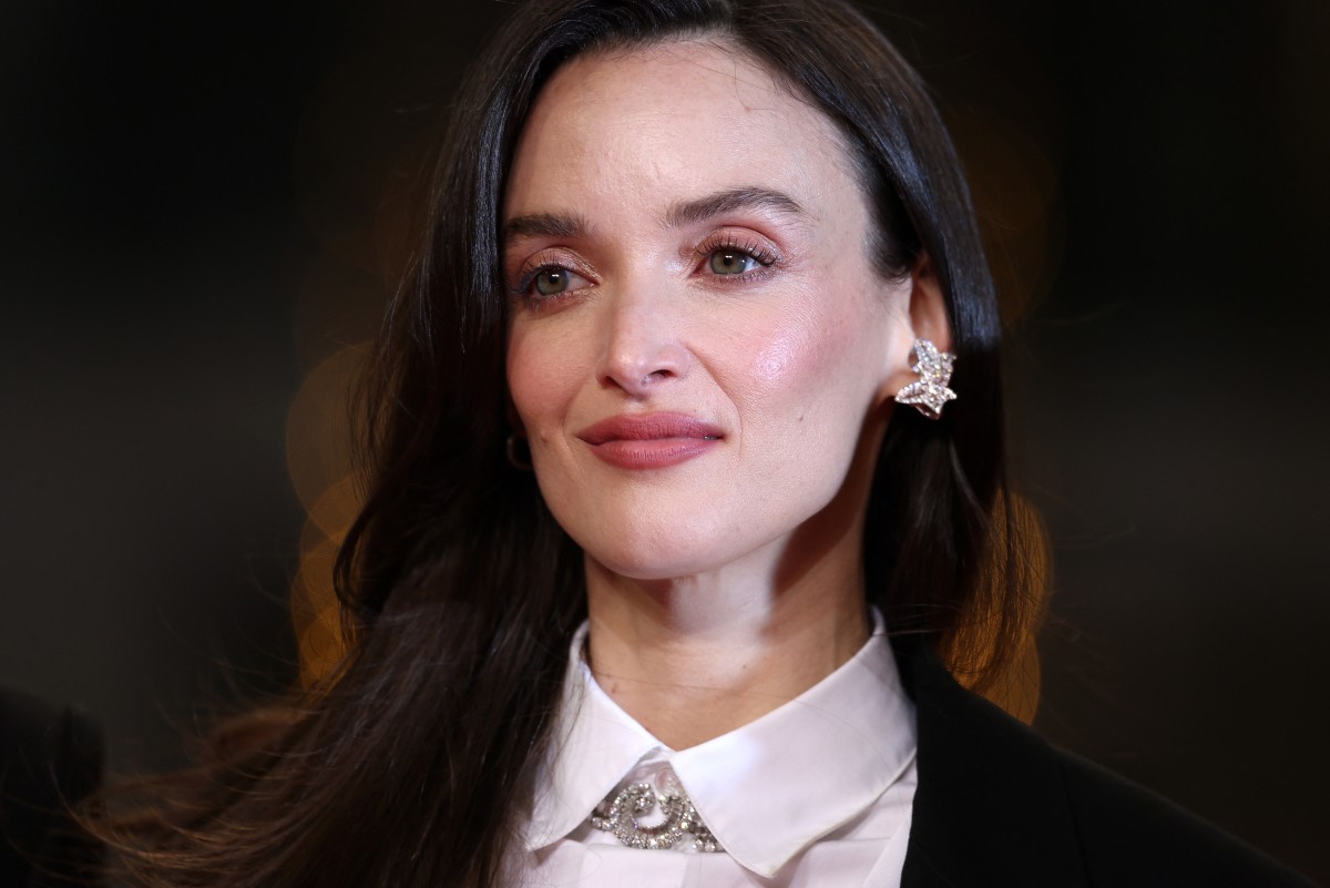 اطلالة Charlotte Le Bon بمكياج مشمشي غلوسي