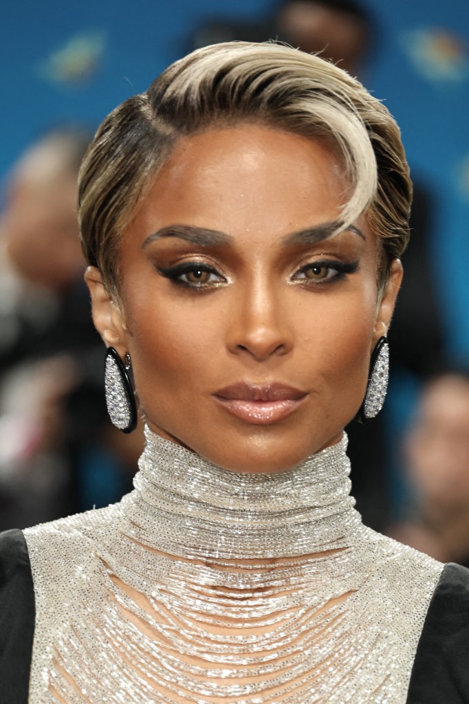 اطلالة Ciara بمكياج قوي وخطوط برونزية