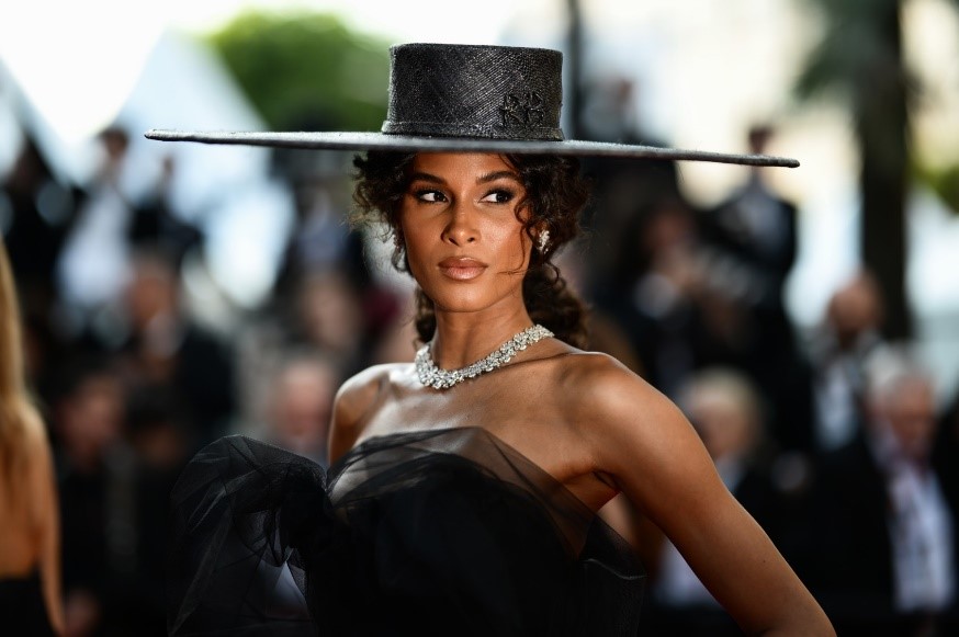 اطلالة Cindy Bruna بتسريحات شعر كيرلي