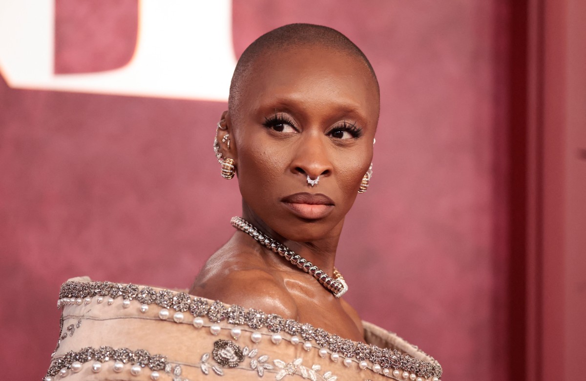 اطلالة Cynthia Erivo برسمات المكياج المات- الصورة من وكالة AFP
